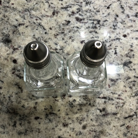Glass oil and vinegar holders - Picture 2 of 3